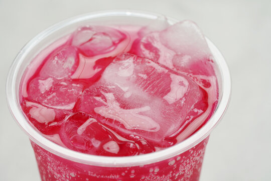 Soft drinks red with soda high in sugar have a negative effect on physical health. 