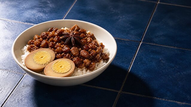 魯肉飯 台湾の煮豚ごはんと煮玉子 藍色のタイルに置いた白磁の丼