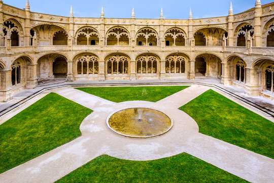 people visit famous monastery of Jeronimos