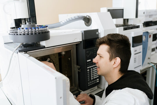 The specialist works with chromatographic equipment.
