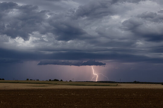 Impact de foudre ramifi&eacute; lors de l'orage du 24 ao&ucirc;t en Loir-et-Cher avec une superbe structure