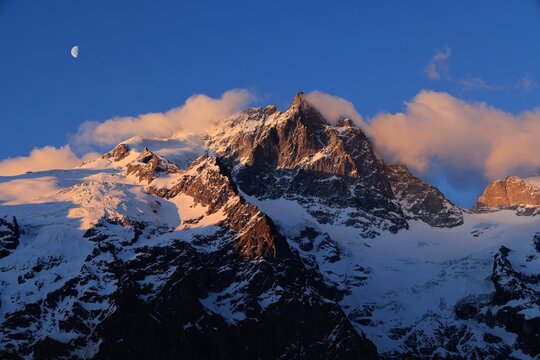 La Meije et la Br&egrave;che de la Meije. Lever de soleil. Massif des Ecrins - Oisans - Hautes-Alpes - Is&egrave;re