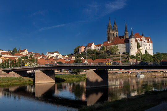 Albrechtsburg mit Altstadtbr&uuml;cke und dem Fluss Elbe, Mei&szlig;en, Sachsen, Deutschland, 27.08.2026 