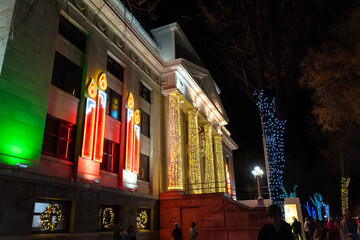 Fototapeta premium Prescott arizona - Dec 12 2025: Historic building with festive holiday lights at night