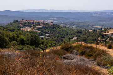 Obraz premium August, 14, 2026. View of Monterotondo Marittimo surrounded by the Tuscan countryside, geothermal landscape of Le Biancane in southern Tuscany on foreground, Italy.