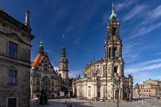 Kathedrale Sanctissimae Trinitatis, Dresdener Hofkirche mit Residenzschloss und Semperoper im Hintergrund,  Dresden, Sachsen, Deutschland, 27.08.2026 