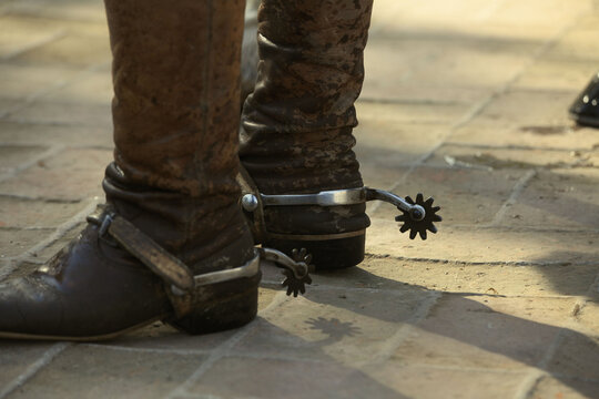 Botas r&uacute;sticas con espuelas en el suelo