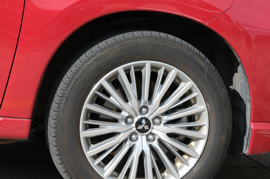 Nahaufnahme einer Alufelge eines Mitsubishi Outlander Automobils mit einem Yokohama BlueEarth E70 Reifen, Z&uuml;rich 26.8.2026