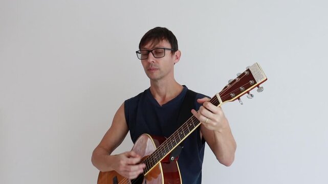 homem tocando viol&atilde;o acustico 