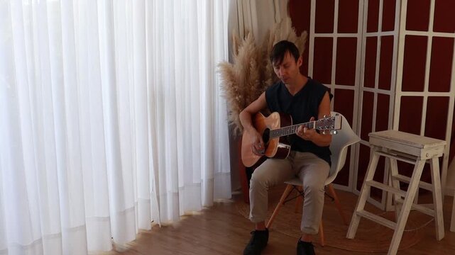 homem tocando vio&atilde;o 