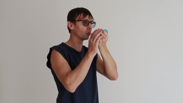 homem com falta de ar faz exerc&iacute;cios respirat&oacute;rios 