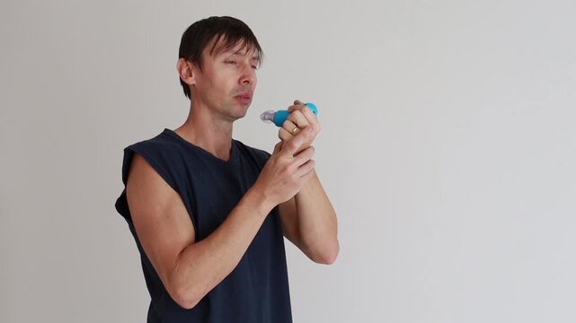 homem com falta de ar faz exerc&iacute;cios respirat&oacute;rios 