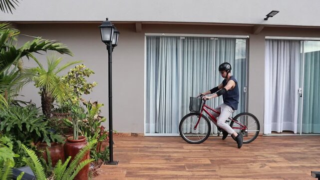 homem praticando tividade ao ar livre com bicicleta 