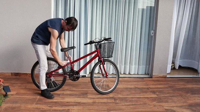 homem praticando tividade ao ar livre com bicicleta 