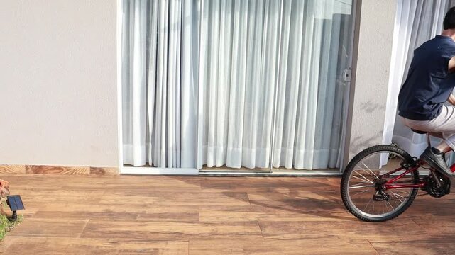 homem praticando tividade ao ar livre com bicicleta 