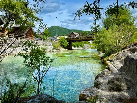 T&uuml;rkisfarbener Bergsee mit traditionellen Holzh&uuml;tten in den Julischen Alpen bei Bohinj