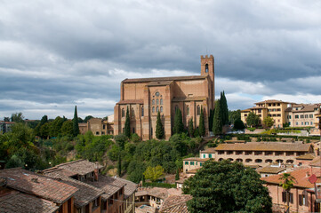 Obraz premium Wide cityscape of Basilica di San Domenico and terracotta roofs in Siena Italy