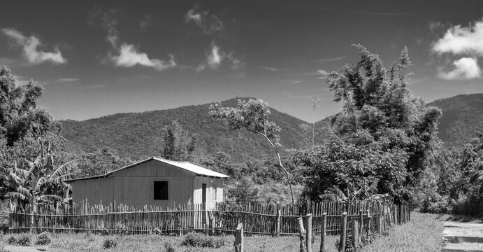 Imagem de cabana em frente &agrave; montanha