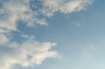 Obraz premium 日没前に広がる穏やかな雲の表情/Calm Cloud Patterns in the Sky Before Sunset