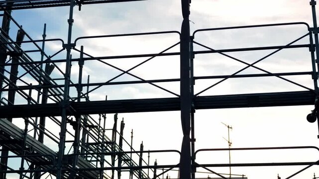 建設現場の足場と建設業の仕事風景