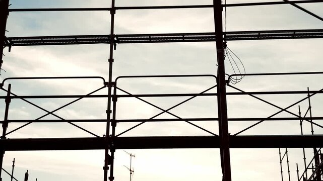 建設現場の足場と建設業の仕事風景