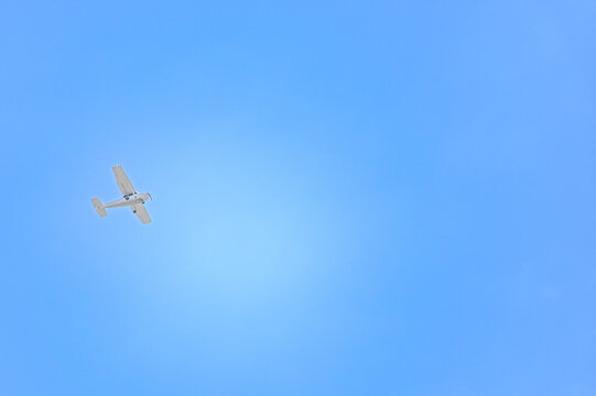 空を飛ぶセスナ
