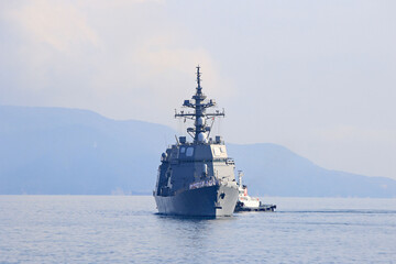 入港中の護衛艦とタグボート © Kinkuro Digital