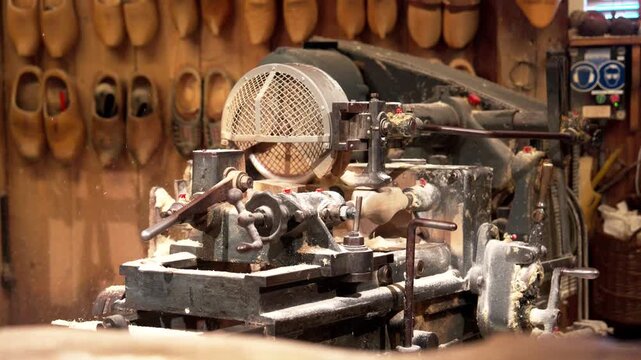オランダの木靴工房、旧式旋盤で木靴を削り出す伝統的な製作風景（Traditional Dutch Wooden Clog Workshop Lathe, Netherlands）