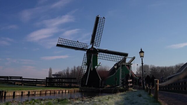 オランダの伝統的な緑の木造風車と運河、霜が降りた冬の朝（Traditional Dutch Windmill and Canal on a Frosty Winter Morning, Netherlands）