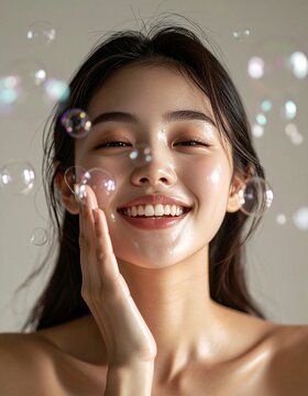 거품으로 세안하고 있는 뷰티모델