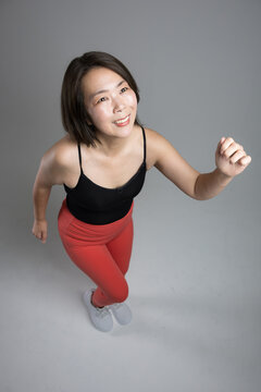 笑顔で元気にフィットネス運動を楽しむ40代の女性、更年期に健康とダイエットを意識したランニングや走る歩くトレーニング俯瞰