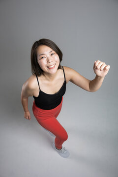 笑顔で元気にフィットネス運動を楽しむ40代の女性、更年期に健康とダイエットを意識したランニングや走る歩くトレーニングカメラ目線俯瞰