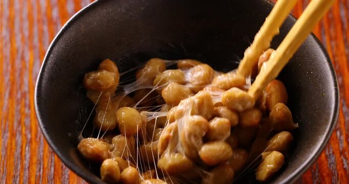 お箸で納豆を混ぜる