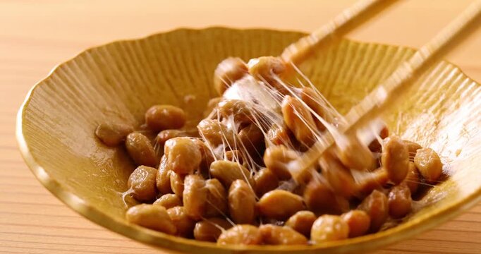 お箸で納豆を混ぜる