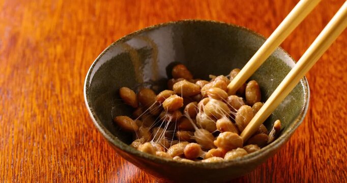 お箸で納豆を混ぜる
