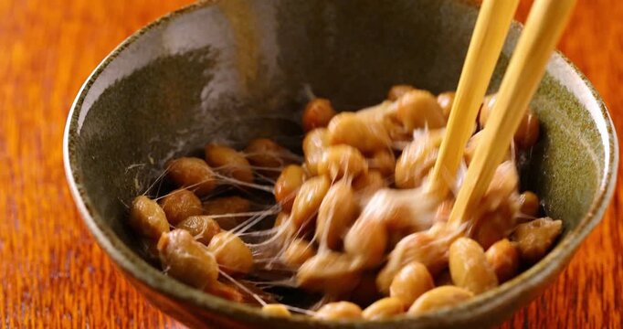 お箸で納豆を混ぜる
