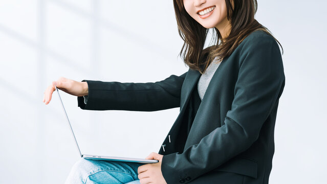 ノートパソコンを持つ女性・ビジネスウーマン, Businesswoman Holding a Laptop