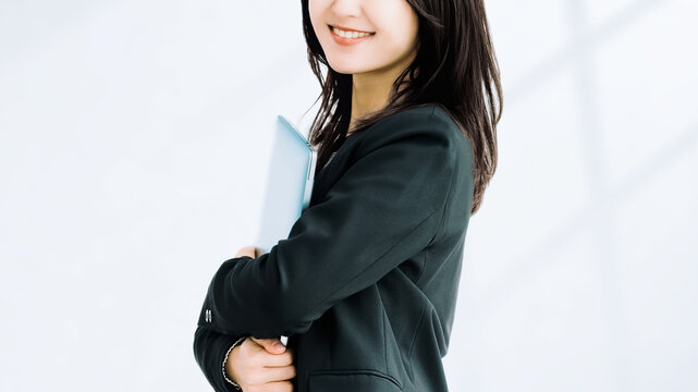 ノートパソコンを持つ女性・ビジネスウーマン, Businesswoman Holding a Laptop
