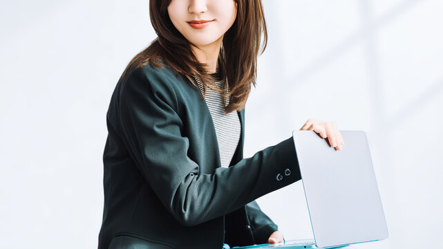 ノートパソコンを持つ女性・ビジネスウーマン, Businesswoman Holding a Laptop