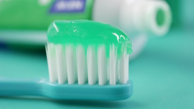 How to clean teeth with toothpaste and toothbrush