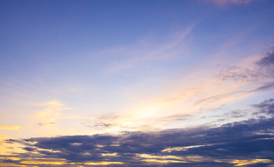 Fototapeta premium Golden Sunset Sky with Soft Clouds and Dramatic Atmosphere,A stunning view of a dramatic golden sunset sky filled with soft, textured clouds, radiating warm and peaceful light across the horizon.