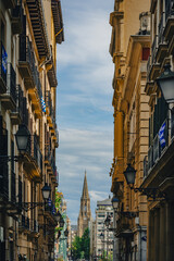 Fototapeta premium Strasse in der Altstadt mit der Kathedrale zum guten Hirten San Sebastian, Spanien