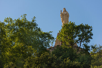 Fototapeta premium Die Heilig-Herz-Statue (Sagrado Corazòn) auf dem Mont Urgull in San Sebastian, Baskenland, Spanien
