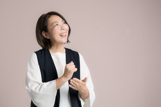 わかった、思い出したと手を叩く40代女性、ビジネスポートレート笑顔