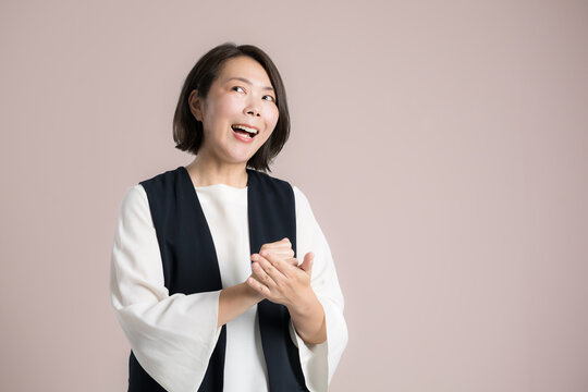 わかった、思い出したと手を叩く40代女性、ビジネスポートレート笑顔