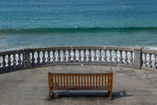 Leere Bank an der Promenade am Bicentennial Balcony, La Concha Strand, San Sebasti&aacute;n, Spanien