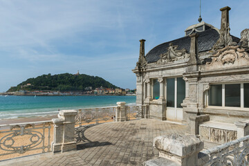Fototapeta premium Badehaus La Perla an der Promenade am La Concha Strand, San Sebastián, Spanien