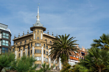 Fototapeta premium Historisches Gebäude im Belle-Époque-Stil am Alderdi Eder Park in San Sebastian, Baskenland, Spanien
