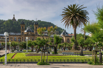 Naklejka premium Der Alderdi Eder Park mit Rathaus in San Sebastian, Baskenland, Spanien