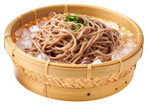 竹ざるに美しく盛られた冷たいそば、切り抜き.png